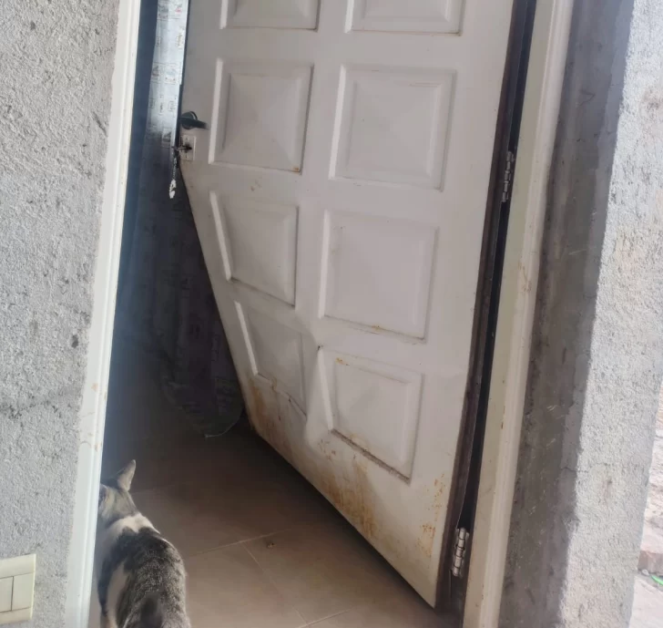 Destrozó la puerta de una casa para robar y lo detuvieron Destrozó la puerta de una casa para robar y lo detuvieron