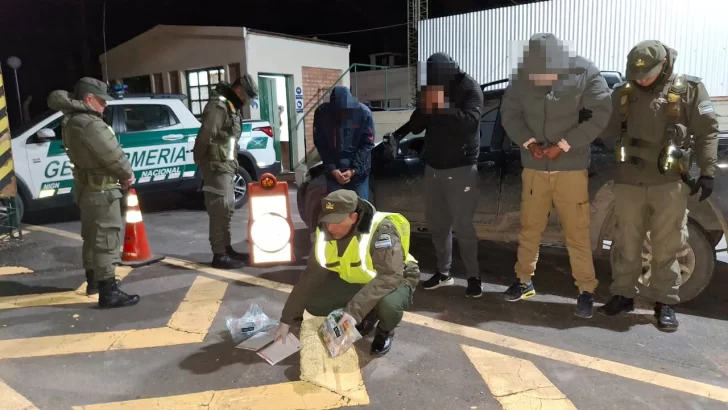 Detienen a tres sujetos que llevaban más de un kilo de cocaína e intentaron sobornar a gendarmes Detienen a tres sujetos que llevaban más de un kilo de cocaína e intentaron sobornar a gendarmes