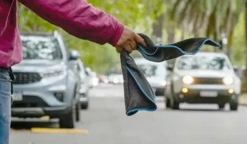 Dos trapitos le dieron una paliza a un indigente que se metió en un auto abandonado para “dormir”