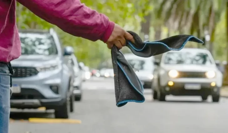 Dos trapitos le dieron una paliza a un indigente que se metió en un auto abandonado para “dormir”