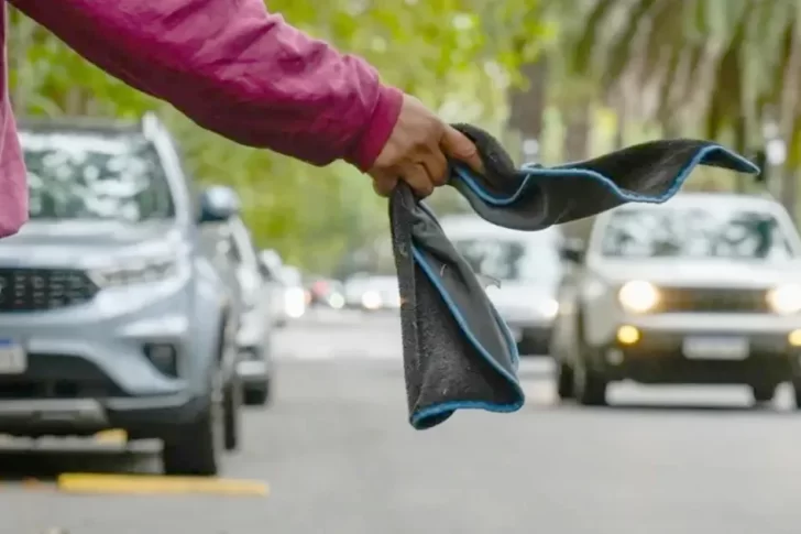 Dos trapitos le dieron una paliza a un indigente que se metió en un auto abandonado para “dormir”