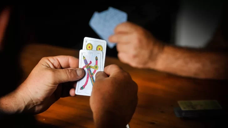 Una tarde de cartas, amistades y tradición en Rivadavia