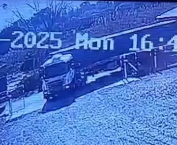 VIDEO: así chocó un motociclista contra un camión en un callejón de Santa Lucía VIDEO: así chocó un motociclista contra un camión en un callejón de Santa Lucía