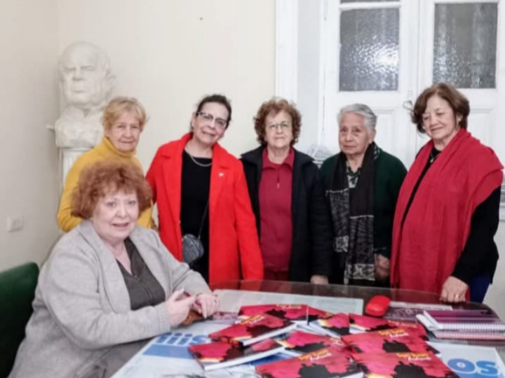 Grupo literario dona cientos de libros a escuelas y bibliotecas públicas de la provincia