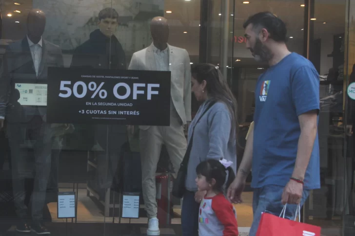 Con el dólar trepando, no suben los precios para no perder ventas