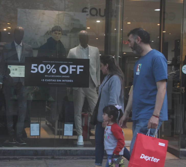 Con el dólar trepando, no suben los precios para no perder ventas