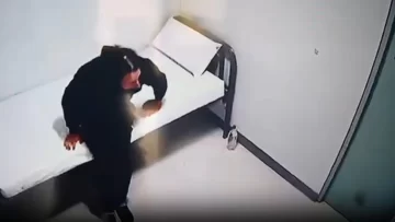 Aislado en una celda y vigilado las 24 horas: así pasa los días en prisión el doble femicida de Córdoba Aislado en una celda y vigilado las 24 horas: así pasa los días en prisión el doble femicida de Córdoba