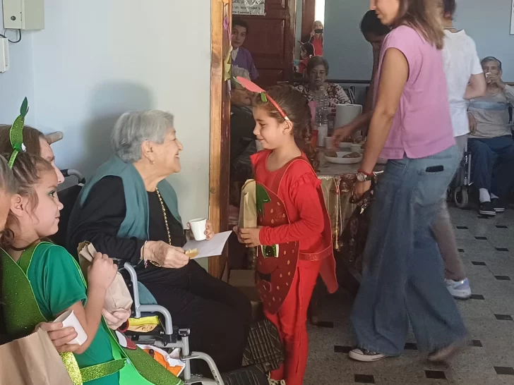 Alumnos primarios continúan visitando geriátricos para compartir buenos hábitos y momentos con las personas mayores Alumnos primarios continúan visitando geriátricos para compartir buenos hábitos y momentos con las personas mayores