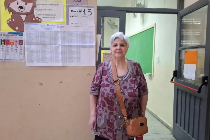 María Teresa, la vecina de Capital que inauguró la votación en la Escuela Antonio Torres