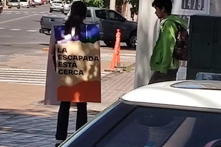 “La escapada está cerca”: el misterioso cartel que despertó la curiosidad en las calles de San Juan