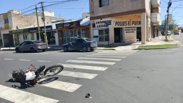 Un automovilista de Mendoza chocó con una moto en una esquina peligrosa de Capital