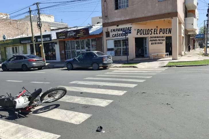 Un automovilista de Mendoza chocó con una moto en una esquina peligrosa de Capital