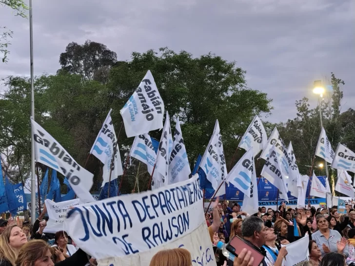Las perlitas del acto del PJ en Rawson: el vídeo del “traspié” Uñac-Gioja; la batalla de hinchadas; y el discurso más largo