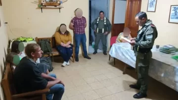 “Me pidió permiso para ser novio de mi hija de 11 años”, dijo el padre de la nena que fue encontrada junto a un gendarme “Me pidió permiso para ser novio de mi hija de 11 años”, dijo el padre de la nena que fue encontrada junto a un gendarme