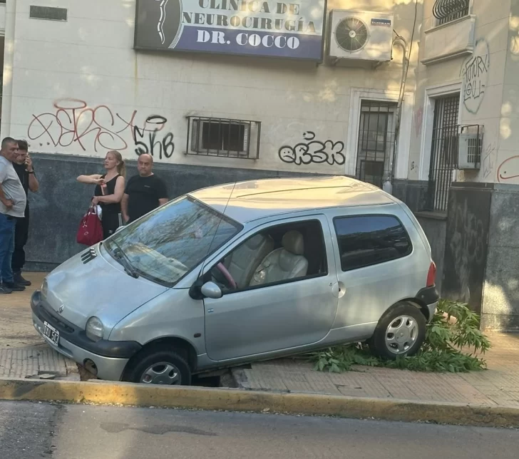 Fuerte choque en una peligrosa esquina terminó con un auto en la vereda