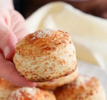 Receta fácil para preparar en casa de scones de queso, deliciosos y en minutos