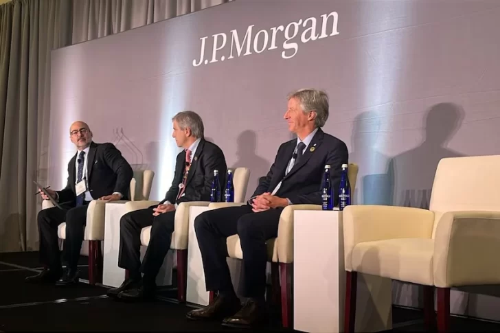 Ante banqueros e inversores, Caputo dijo que “las elecciones no van a alterar ninguna de nuestras políticas”