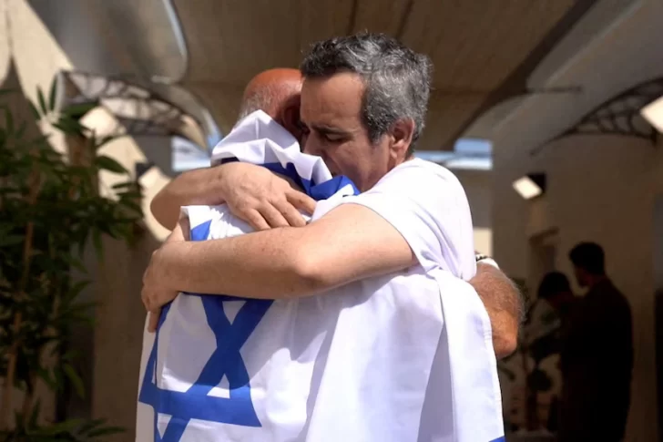 Torturas, hambre y aislamiento, alguno de los estremecedores testimonios de los rehenes israelíes liberados