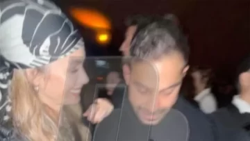 Chechu Bonelli estaría iniciando un apasionado romance con un famoso conductor: las imágenes en un boliche porteño