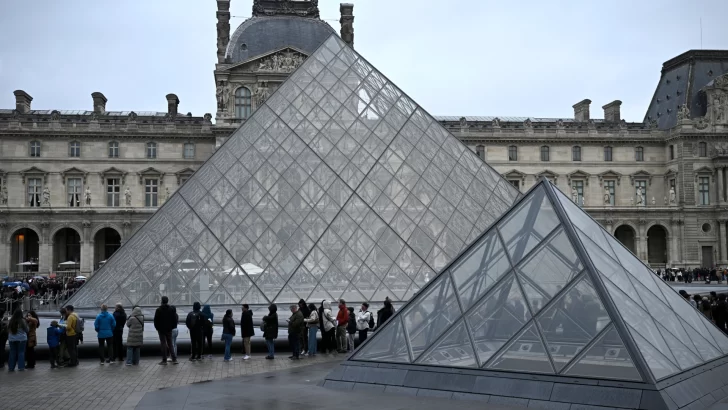 Jefa del Louvre culpa a cámaras de seguridad del robo de 102 millones de dólares en joyas Jefa del Louvre culpa a cámaras de seguridad del robo de 102 millones de dólares en joyas