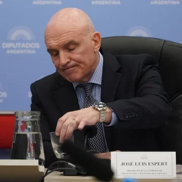 El Gobierno reconoció que la situación de Espert “perjudicaba seriamente” la campaña de La Libertad Avanza El Gobierno reconoció que la situación de Espert “perjudicaba seriamente” la campaña de La Libertad Avanza