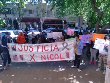Crimen en el barrio Echeverría: ruidosa manifestación de la familia de la joven asesinada en Tribunales