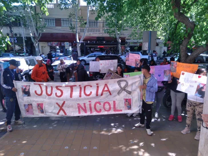 Crimen en el barrio Echeverría: ruidosa manifestación de la familia de la joven asesinada en Tribunales