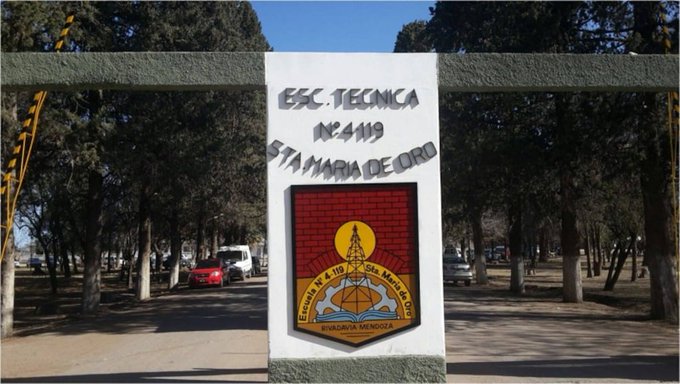 Apresan a un docente de informática acusado de haberle sacado fotos a sus alumnas Apresan a un docente de informática acusado de haberle sacado fotos a sus alumnas