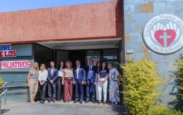 Orrego recorrió la Casa de la Bondad y firmó un convenio con la fundación Manos Abiertas Orrego recorrió la Casa de la Bondad y firmó un convenio con la fundación Manos Abiertas