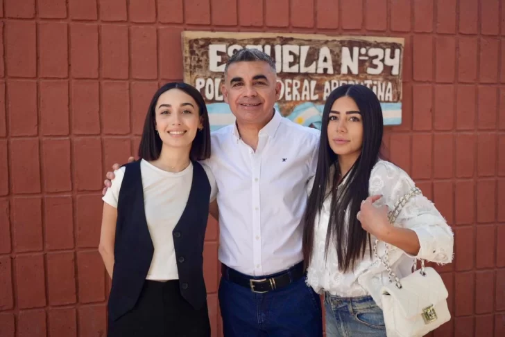 El candidato por Fuerza San Juan, Fabián Gramajo, votó acompañado por sus hijas en Chimbas El candidato por Fuerza San Juan, Fabián Gramajo, votó acompañado por sus hijas en Chimbas