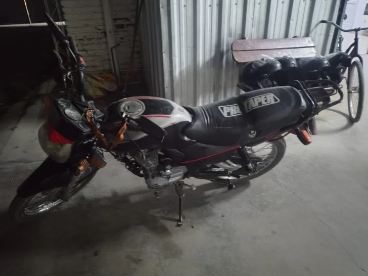 De madrugada, una persecución terminó con un sujeto abandonando una moto que sería robada De madrugada, una persecución terminó con un sujeto abandonando una moto que sería robada