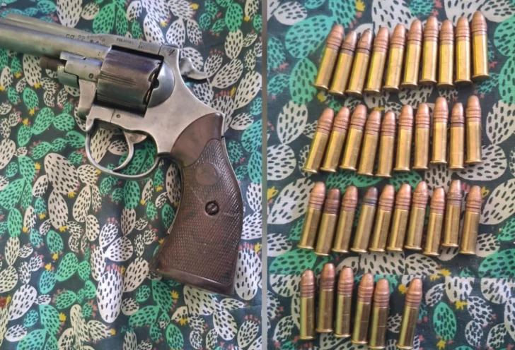 Allanamiento en un barrio caucetero terminó con una joven detenida: le hallaron un arma de fuego y 36 cartuchos Allanamiento en un barrio caucetero terminó con una joven detenida: le hallaron un arma de fuego y 36 cartuchos