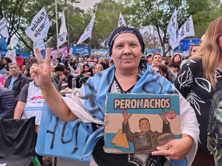 Un 17 de octubre pre elecciones en Rawson con abrazos imprevistos y la vuelta de la marcha peronista - Image 2