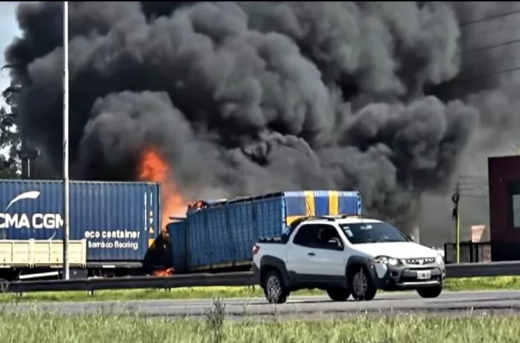 [VIDEO] Impactante choque entre dos camiones y dos autos en Panamericana: tres personas murieron incineradas