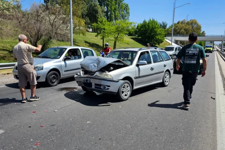 Choque en la Circunvalación entre dos autos dejó a niños de 3 y 6 años hospitalizados