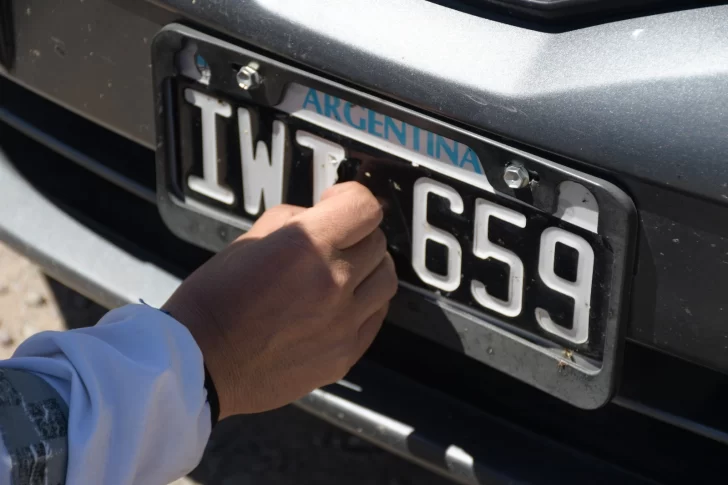 Un operativo en Ruta 40 terminó con tres detenidos: iban en un auto con la patente y documentación adulteradas