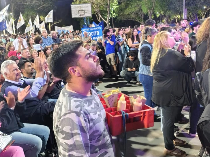 Un 17 de octubre pre elecciones en Rawson con abrazos imprevistos y la vuelta de la marcha peronista - Image 3