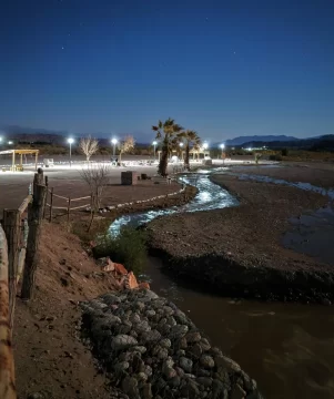 El nuevo balneario de Calingasta suma servicios: ahora le instalaron luminarias solares para disfrutar del lugar también por las noches