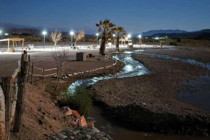 El nuevo balneario de Calingasta suma servicios: ahora le instalaron luminarias solares para disfrutar del lugar también por las noches