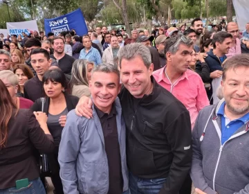 Las perlitas del acto del PJ en Rawson: el vídeo del “traspié” Uñac-Gioja; la batalla de hinchadas; y el discurso más largo