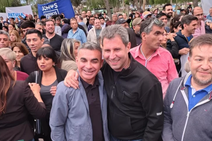 Las perlitas del acto del PJ en Rawson: el vídeo del “traspié” Uñac-Gioja; la batalla de hinchadas; y el discurso más largo