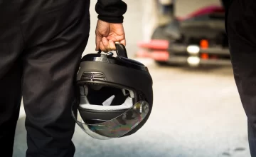 El padre de una alumna de 3 años agredió a la directora de la escuela: la golpeó con el casco de una moto