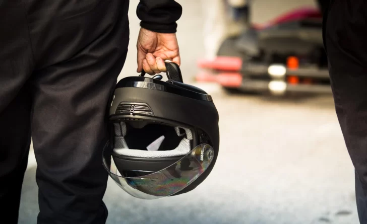 El padre de una alumna de 3 años agredió a la directora de la escuela: la golpeó con el casco de una moto