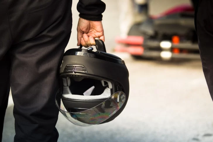 El padre de una alumna de 3 años agredió a la directora de la escuela: la golpeó con el casco de una moto