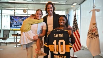 Cavani le regaló la camiseta de Boca a Simone Biles