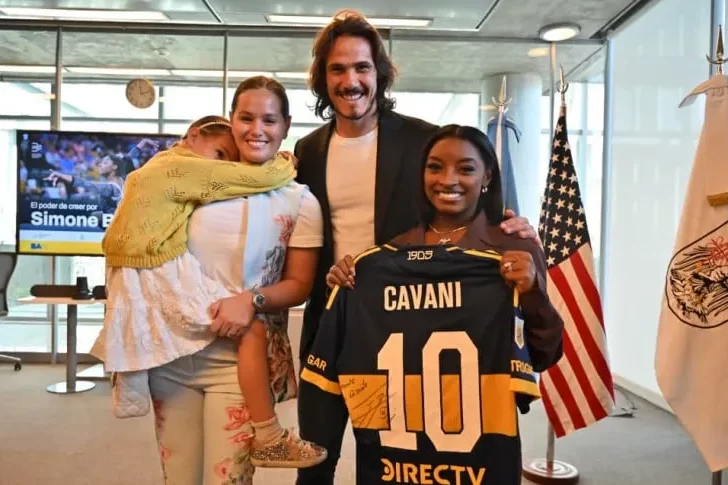 Cavani le regaló la camiseta de Boca a Simone Biles