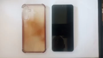 Un delincuente arrebató un celular, en la huída se cayó de la moto y transeúntes lo atraparon