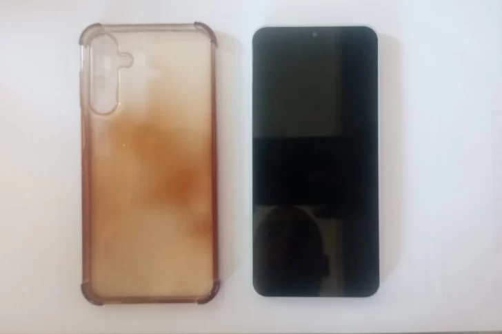 Un delincuente arrebató un celular, en la huída se cayó de la moto y transeúntes lo atraparon