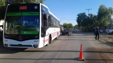 Un automolivista chocó con un colectivo y tuvo que ser hospitalizado por una lesión en la cabeza