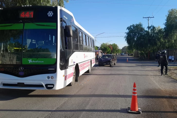 Un automolivista chocó con un colectivo y tuvo que ser hospitalizado por una lesión en la cabeza